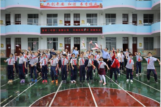 中国传媒大学大学生志愿者在云南保山施甸县示范小学