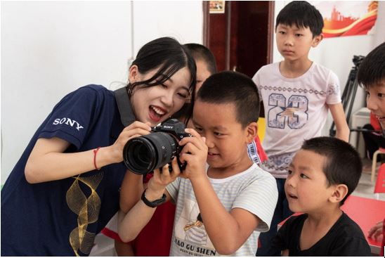 重庆大学大学生志愿者教孩子摄影
