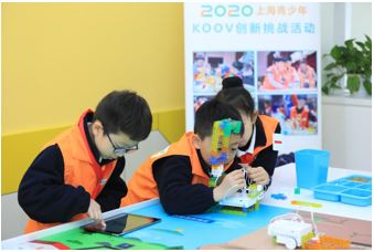 小选手分工明确，配合默契地进行比赛