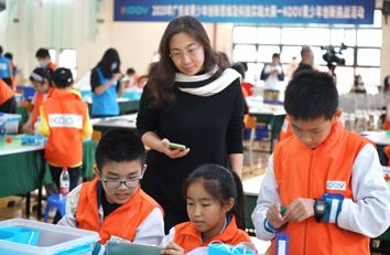 赵威总经理观看小选手比赛