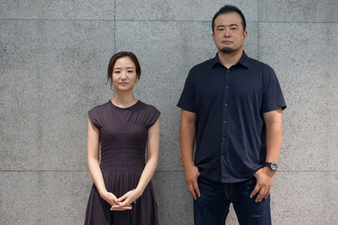 （右）索尼集团公司创造中心创意企划团队高级经理大野茂干（左）索尼集团公司创造中心第三工作室第二组青岛千寻