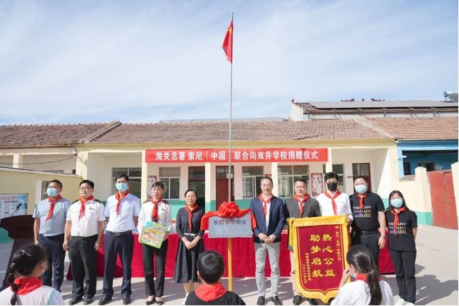 王静娴(左五)、于茜(左四)、庄子涛(左二)、伊东祐(右五)、高峰英纪(右四)、孙海涛(右三)、范宏军(右二)和简春红(右一)