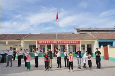 “大朋友们”和“小朋友们”一起放飞气球火箭、放飞梦想!