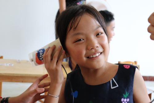 <p>临沂大学团队在山东省莒南县开展CurioStep*课程</p> *“CurioStep with SONY”,2021年索尼集团号召的以“激发孩子们的好奇心与个性,并将之转化为梦想和改变世界的动力”为主旨的多元化教育项目。