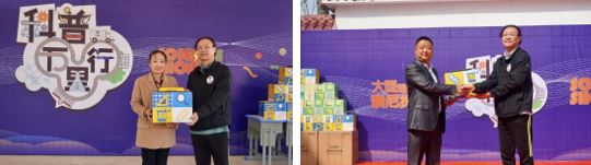 张维馆长为潢川县第五小学捐赠资源包<左>            张维馆长为黄湖小学捐赠资源包<右>