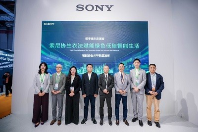 协生农法项目导入合作商合影,左起黄浦区豫园街道社区卫生服务中心 & 黄浦区老年护理医院院长张扬,嘉里建设管理(上海)有限公司总经理王励哲、索尼中国副总裁金燕敏、上海鑫广科技发展集团有限公司董事长黄尚渭、索尼中国总裁吉田武司、索尼中国执行副总裁兼首席财务官伊东祐、星野集团天台山嘉助酒店总经理武世龙、索尼中国可持续发展部总监高峰