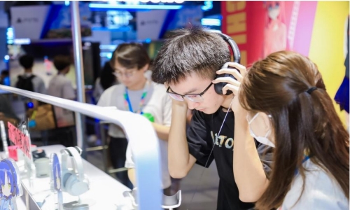 观众体验ULT WEAR耳机