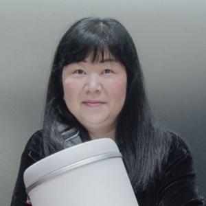 Kuniyo Oishi 索尼全球解决方案公司，乐器开发导师，听障人士 失去听力后，我以为自己这辈子都无法享受音乐了。但在演奏抱抱鼓时，我发现自己在想：“哇，音乐真的很有趣！” 这种兴奋感我已经很久没有感受过了。 能和大家一起分享这份喜悦和兴奋，我感到无比幸福。