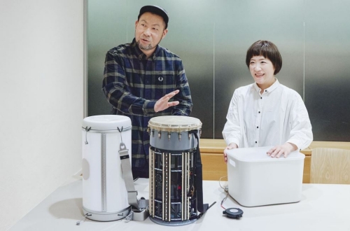 从右到左： 使用储物箱和低音炮制作的模型； 暴露着PVC管和LED的初代原型；在内部进行体验展示的第二代原型。