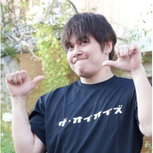 Nobuhiko Okazaki 手语娱乐协会oioi代表董事，听力障碍乐器开发导师 抱抱鼓能通过光线和振动看到和感受到他人的鼓点节奏，这会赋予人自信，当你感觉到自己的节奏与其他表演者的节奏一致，会收获一种很棒的感觉。你可以真正投入音乐过程中，就像投入一场游戏。