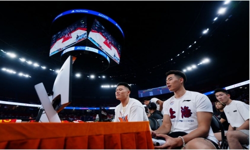 李添荣和李弘权参与《NBA 2K24》游戏环节