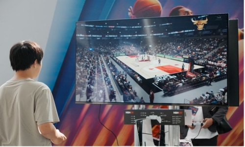 观众在场外体验区体验游戏