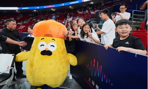 胡子碰碰在场内互动