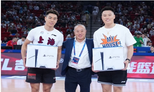 吉田武司为李添荣和李弘权赠送PlayStation 5游戏主机