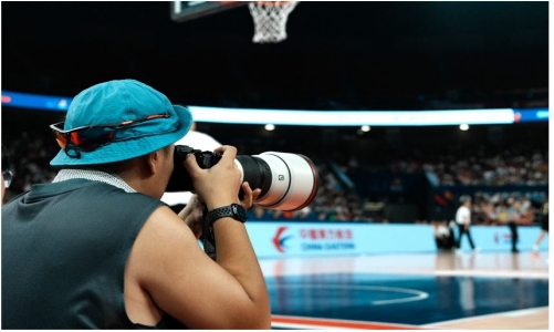 摄影师使用索尼Alpha 9 III拍摄赛场精彩瞬间