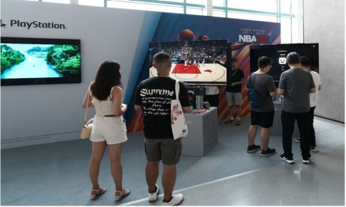 观众在场外体验区体验索尼产品