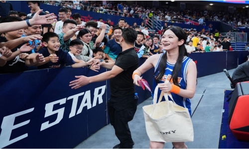 中场为观众赠送索尼周边礼物