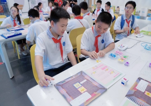 在湖北省科技馆的创客空间，还开展了 toio™创意编程课程。toio™编程课程通过索尼创意机器人套件搭配《出发！探索编程世界》专用主题，让同学们通过动手摆放编程卡片，了解机器人编程的基本原理，不仅能激发编程兴趣，还能培养他们的逻辑思维和问题解决能力。