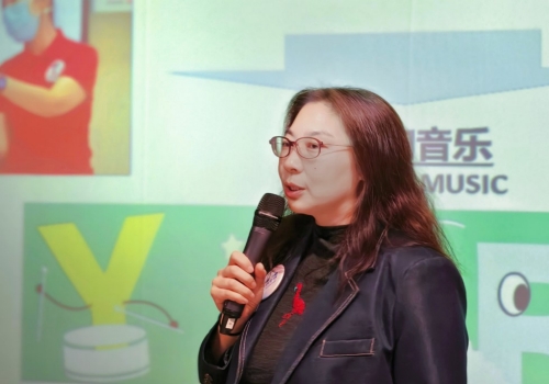 索尼（中国）可持续发展部总监赵威女士介绍“索尼 梦想教室”项目
