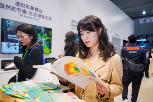 观众现场翻阅可持续发展报告