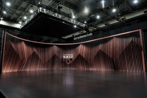 清澄白河BASE的VP影棚（上）和体积捕捉影棚（下）。体积捕捉影棚于2022年安装在VP影棚旁边，2023年VP影棚得到了升级，增加了扩展的LED屏幕等