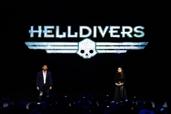 Asad Qizilbash(PlayStation Productions负责人)和Ashley Brucks(Screen Gems总裁)