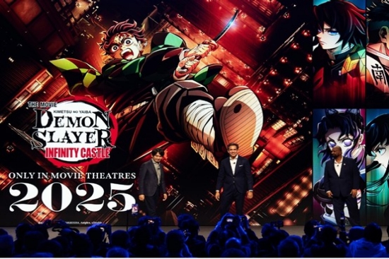 岩上敦宏(Aniplex代表),Ravi Ahuja(索尼影视娱乐公司总裁兼首席执行官)及Rahul Purini(Crunchyroll总裁)