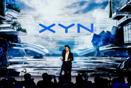 Jonny Slow (Pixomondo首席执行官)与Thaisa Yamamura(索尼电子公司XR业务发展负责人)