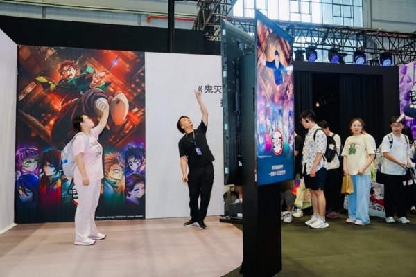 观众在鬼灭之刃展区打卡拍摄纪念照片