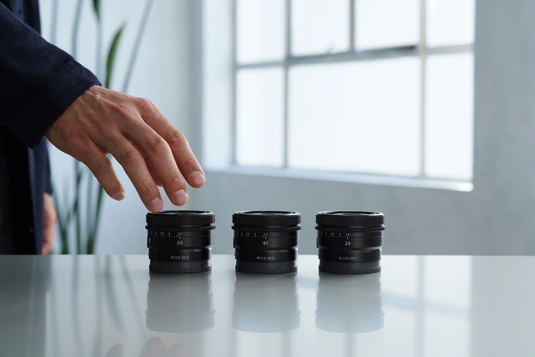 左起:FE 50mm F2.5 G、FE 40mm F2.5 G、FE 24mm F2.8 G