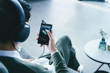 5.0英寸的屏幕,按键布局合手,操控更便捷