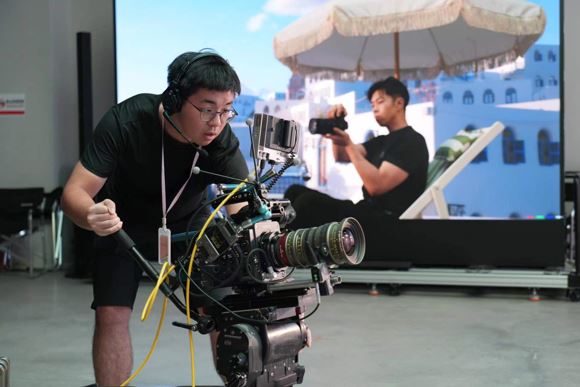 摄影师用索尼CineAltaV 2电影摄影机进行虚拟拍摄