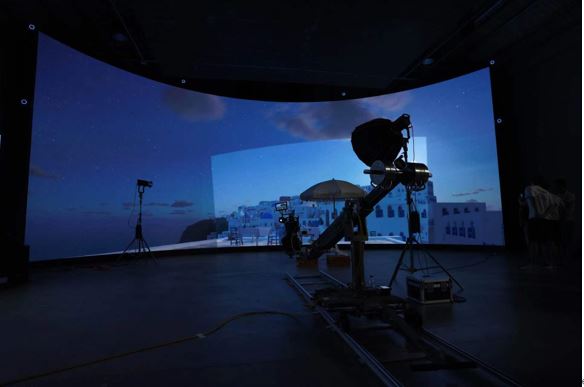 黑彩晶LED屏呈现逼真日落场景