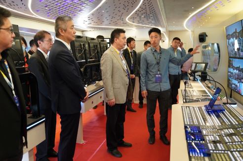 与会领导和嘉宾一行参观武汉台转播车