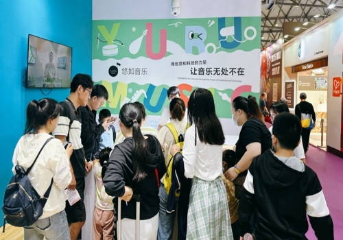 悠如音乐展区吸引小朋友们体验参观