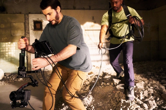 搭载单手持稳定器移动拍摄