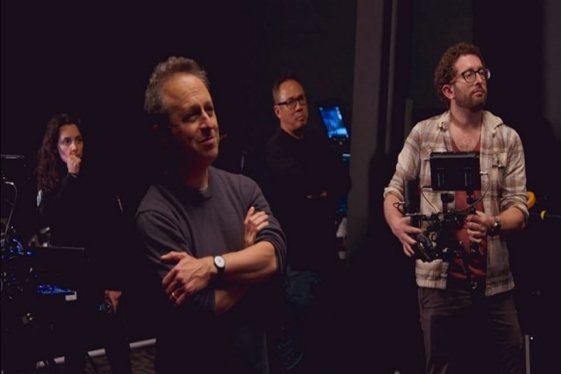 Jake Kasdan (左二)在Torchlight设施中查看内容